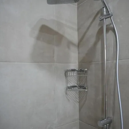 Exquisite Melanos Klorakas