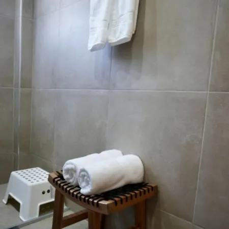 Exquisite Melanos Klorakas