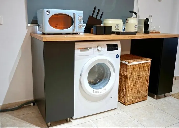 Exquisite Melanos Klorakas