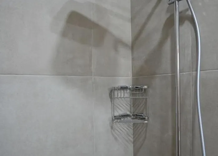 Exquisite Melanos Klorakas