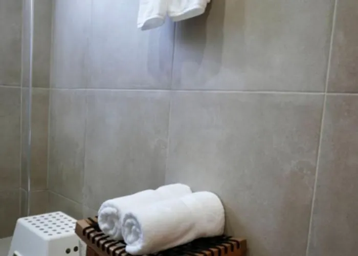 Exquisite Melanos Klorakas